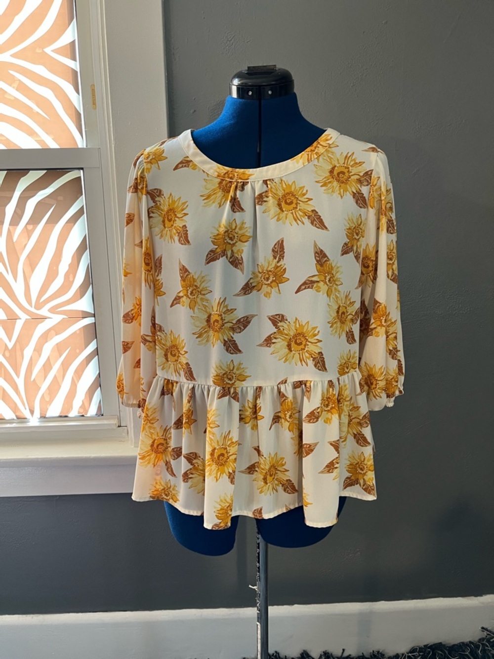 Versona Sz Large Cream Tunic with Yellow Sunflower Print 3/4 sleeve